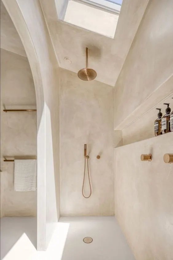 Stucwerk en betoncire badkamer