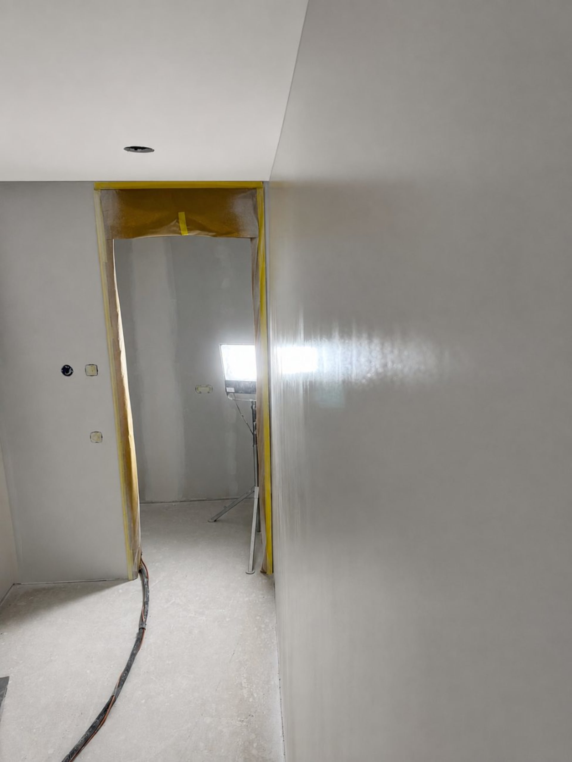 Thin plaster finishing