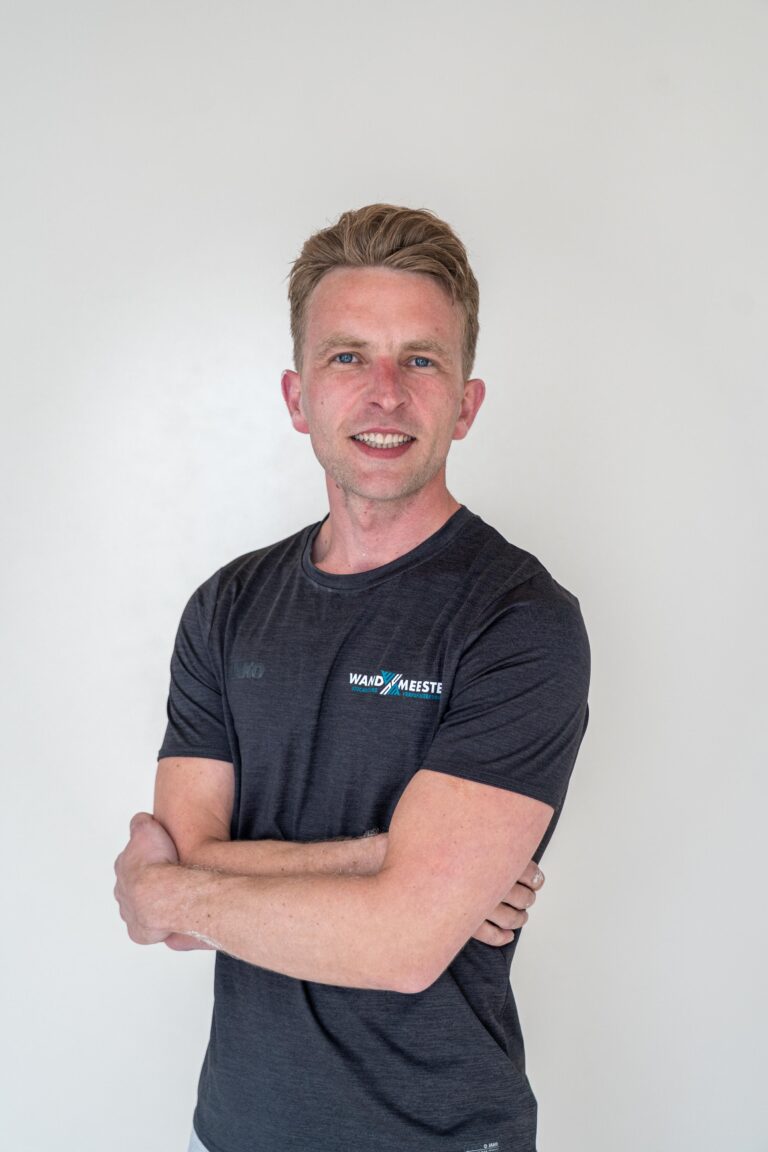 Kevin met armen over elkaar in Wandmeesters outfit